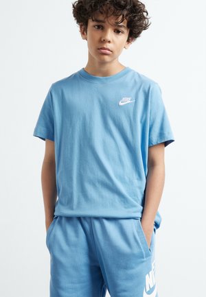 Tricou din bumbac de culoare bleu deschis, cu guler rotund și mâneci scurte, având un mic logo alb Nike pe pieptul stâng.