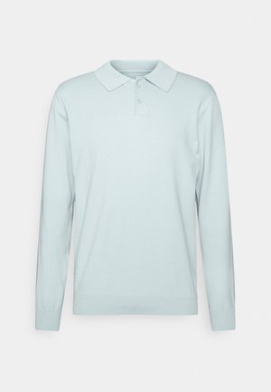 Világoskék, hosszú ujjú polo póló, puha kötött anyagból, klasszikus gallérral és három gombos kivágással. Sima textúra, minimalista dizájn.