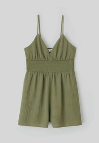 Combinaison olive avec un tissu texturé et froissé, décolleté en V et fines bretelles ajustables. Présente une taille smockée et des shorts évasés.