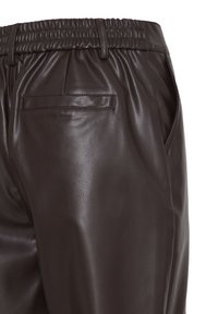 Pantalon en similicuir marron foncé avec taille élastique, passants de ceinture, poches latérales et une poche passepoilée unique à l'arrière.