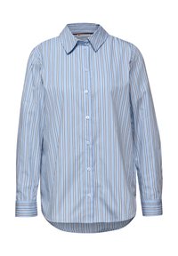 Chemise à manches longues bleu clair avec des rayures verticales noires et blanches et un col pointu.