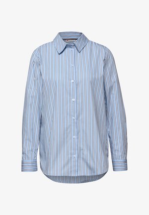 Jasnoniebieska koszula na długi rękaw z guzikami, z czarno-białymi pionowymi paskami i ostrym kołnierzykiem.