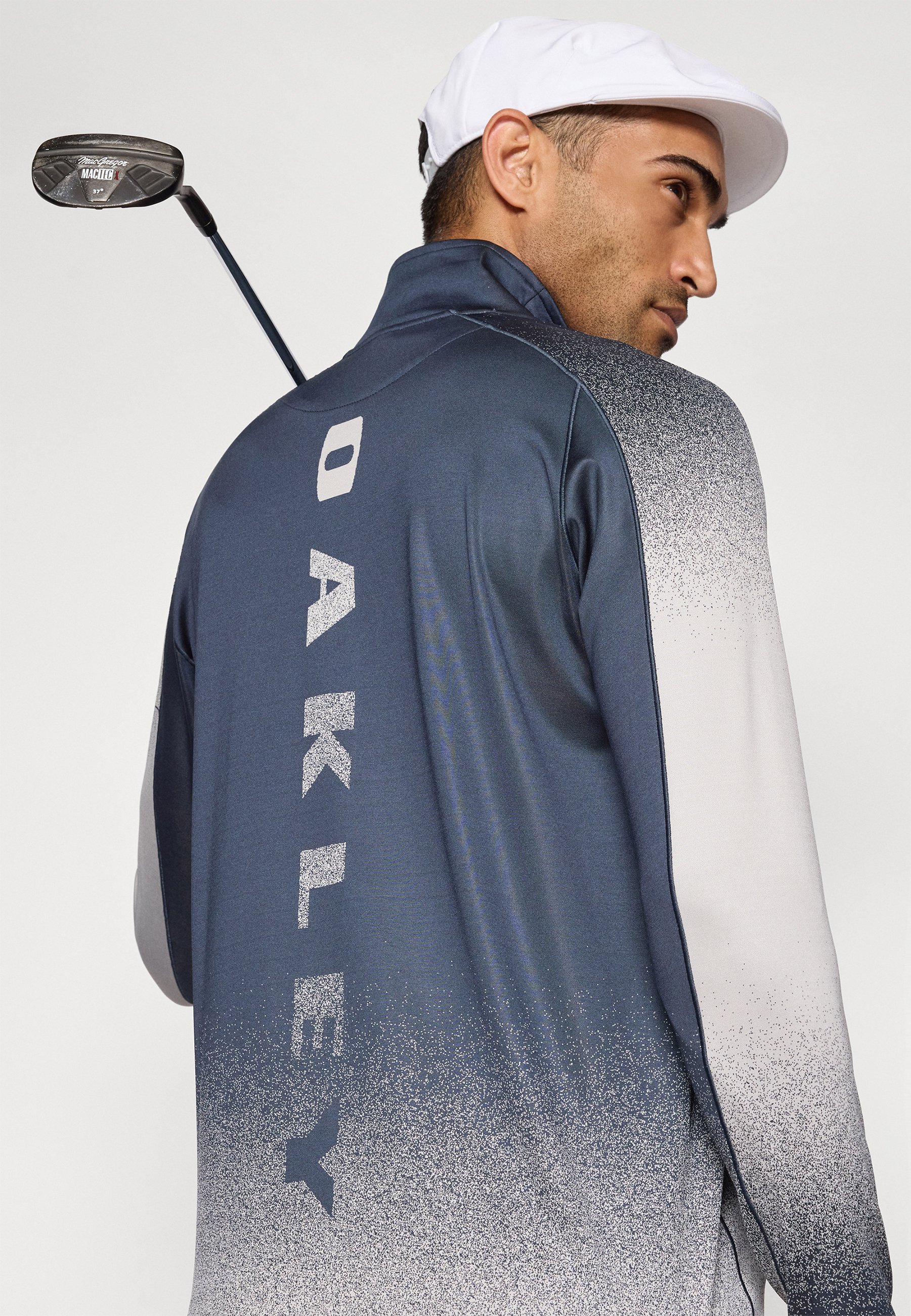 Oakley（オークリー)ゴルフウエア 長袖 BARK TECHNICAL FLEECE BLOUSON 2.0 461649JP ブラックアウト サイズＬ/# 美品オークリーゴルフ スカル フルジップジャケット 耐熱 冬 L L