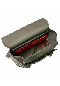 Borsa a messaggero sintetica verde con interno rosso. Presenta una chiusura a patta e numerosi scomparti interni per l'organizzazione.