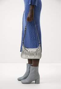 KARL LAGERFELD SMALL KUSHION - Sac à main - silver-coloured