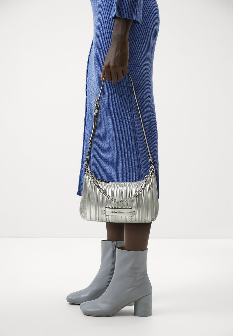 KARL LAGERFELD SMALL KUSHION - Sac à main - silver-coloured