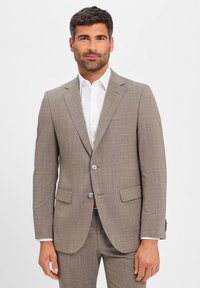 Brązowa marynarka w kratę z klapą notch, dwoma guzikami i kieszeniami po bokach, w zestawieniu z białą koszulą elegancką pod spodem.