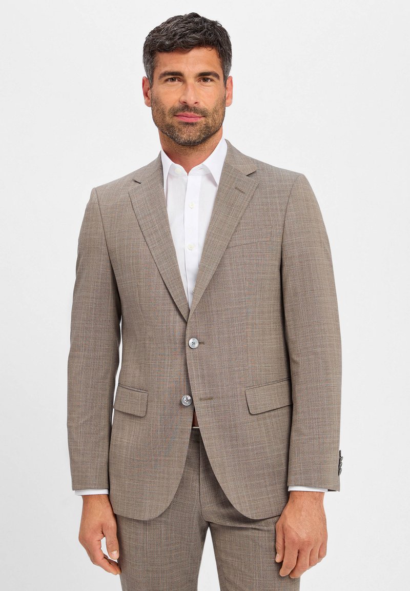 Brązowa marynarka w kratę z klapą notch, dwoma guzikami i kieszeniami po bokach, w zestawieniu z białą koszulą elegancką pod spodem.