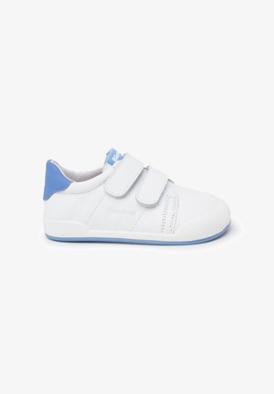 Sneaker bianche con dettagli blu, dotate di una tomaia in pelle liscia, due strap in velcro, suola in gomma testurizzata e logo sulla linguetta.