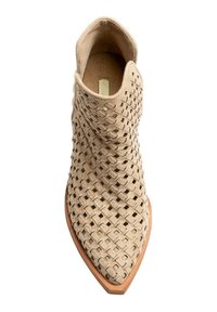 Botín de tobillo tejido en beige con punta afilada, material de ante y suela marrón. Presenta un patrón cortado para ventilación y diseño.