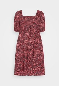 Rosenmusterkleid aus pinkem Stoff mit quadratischem Ausschnitt, kurzen Puffärmeln und taillierter Taille sowie einem schwingenden Rock.
