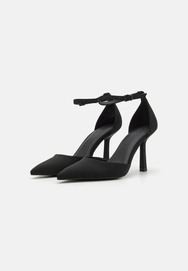 Schwarze High Heels mit spitzer Zehe und Knöchelriemen. Hergestellt aus glattem Material mit einem Pfennigabsatz. Minimalistisches Design, weiche Textur.