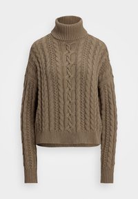Brun kabelstrikket høyhalset genser med ribbestrikkede kanter. Avslappet passform, med hevede mønstre og dropped shoulder seams for et teksturert utseende.
