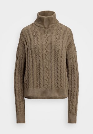 Brun kabelstrikket høyhalset genser med ribbestrikkede kanter. Avslappet passform, med hevede mønstre og dropped shoulder seams for et teksturert utseende.