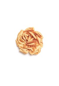 Satinblommaaccessoar i mjuk gul färg, med lager av blad som har en slät yta och en naturlig rosform mot en vit bakgrund.