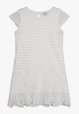 Valkoihoisen tytön mekko, jossa lyhyet hihat, yläosassa pyöreä silmukkakuosi ja alaosassa kukkainen pitsikuvio.