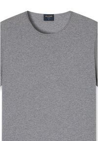 Schlichtes graues kurzärmeliges Freizeit-T-Shirt mit Rundhalsausschnitt und mittlerem Größenlabel mit der Aufschrift "OLYMP CASUAL M" im Kragen.