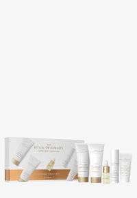 Lyxigt provningsset i en vit ask med gulddetaljer. Innehåller fem hudvårdsprodukter i vita och genomskinliga förpackningar med olika etiketter.