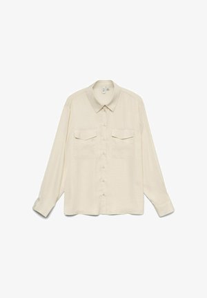 Krēmpinkā krāsā garā piedurkne krekls ar pogu aizdari, divām krūšu kabatām un klasisku apkakli, izgatavots no gluda, viegla auduma.