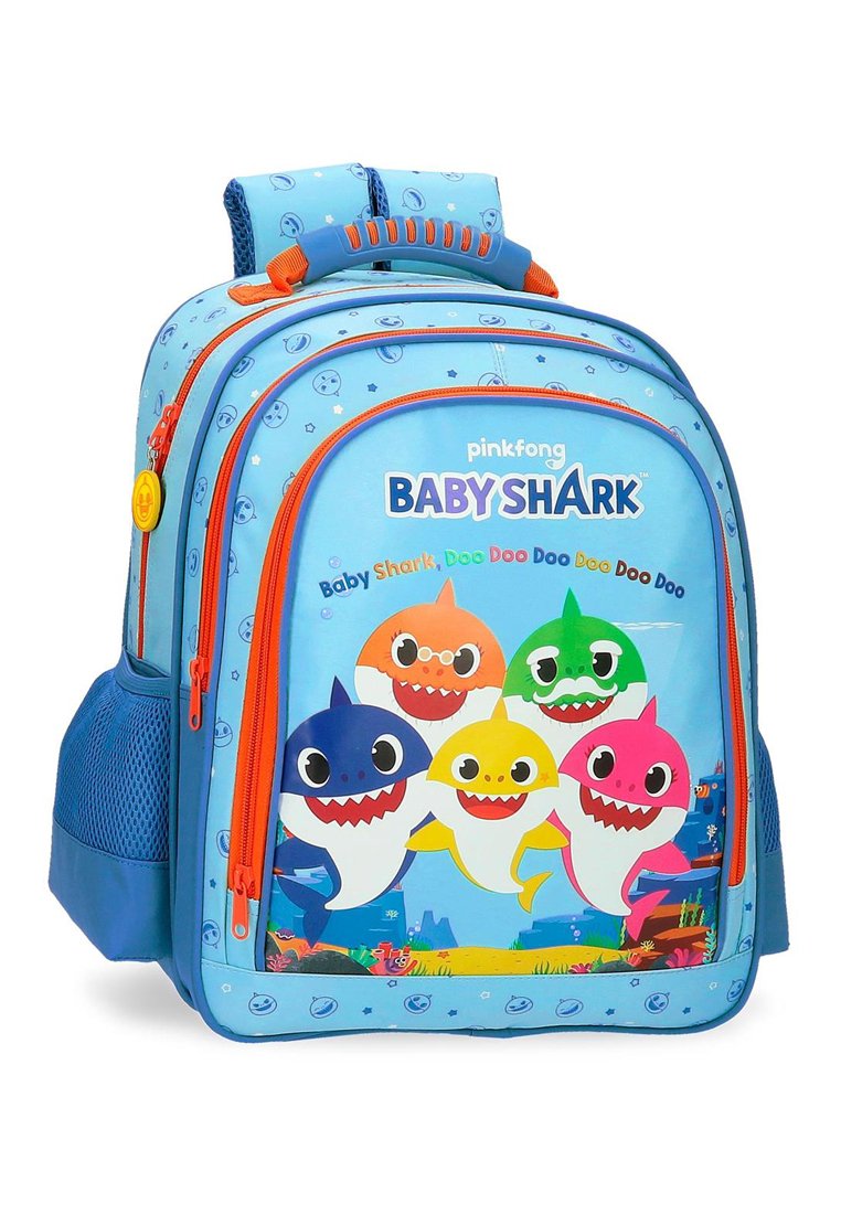 Mochila de color azul claro con costuras reforzadas, que presenta personajes de tiburones de dibujos animados en colores vibrantes. Incluye un zipper naranja y bolsillos laterales de malla.
