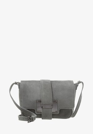 Grå ruskind crossbody-taske med bred skulderrem, rektangulært metal spænde og justerbar skulderrem med spænde-lukning.