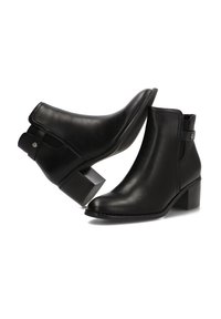 Botas de cuero negro hasta el tobillo con punta redonda, tacón cuadrado, detalle de correa lateral y textura suave. Diseñadas para un estilo de calzado fácil de poner.