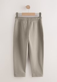 Pantalon en coton gris clair, extensible, avec une taille élastique, présentant une coupe droite et une texture douce et lisse.