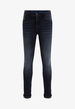 Jean en denim bleu foncé avec une coupe ajustée, des détails de décoloration subtils et des ourlets retroussés. Présente un logo sur la ceinture en bleu et une fermeture à bouton à l'avant.