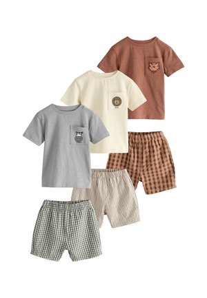 Trzy zestawy koszulek i szortów dla dzieci z nadrukami zwierząt na kieszeniach: tygrys na rdzy, lew na kremowym, zebra na szarym, połączone z kratkowymi szortami.