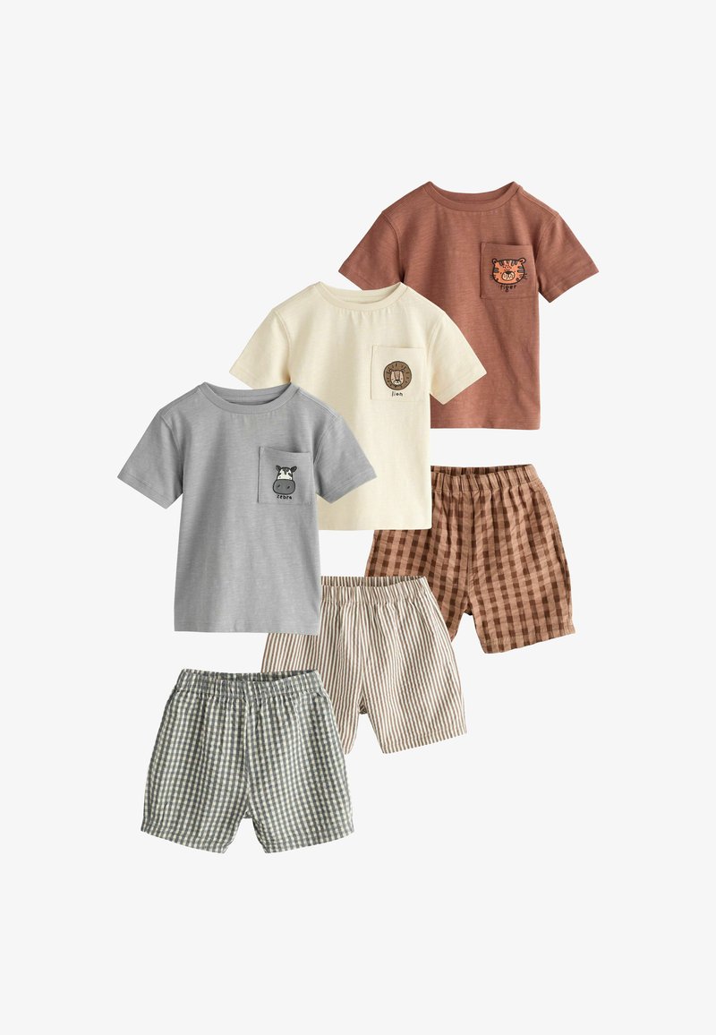 Trois ensembles t-shirt et shorts pour enfants avec des imprimés d'animaux sur les poches : tigre sur rouille, lion sur crème, zèbre sur gris, associés à des shorts à carreaux.