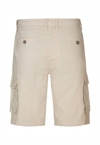 Beige cargoshorts van een lichtgewicht stof, met twee achterzakken met knopen en grote zijzakken voor functionaliteit.