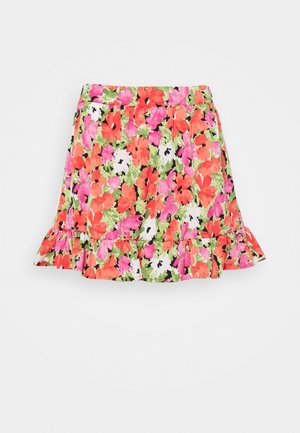 Kukkamekko puuvillasta, jossa on kerroksellinen helmus. Sisältää eloisat punaiset, vaaleanpunaiset ja vihreät kukkakuviot valkoisella taustalla.