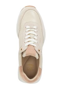 Baskets en cuir beige avec des accents en suède rose, des lacets blancs et une semelle en caoutchouc texturée. Présente un matériel doré et un intérieur rembourré.