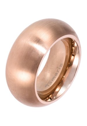 Bred ring i rosaguld metal med en glat mat finish og en poleret indre kant, der er graveret med "Tamaris."