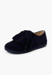 Pantofii din suede bleumarin cu șireturi, cu vârf rotunjit, detalii cu franjuri ondulați și talpă flexibilă din cauciuc. Design minimalist cu o textură moale.