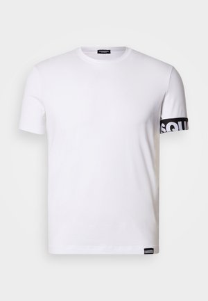 Valge puuvillane T-särk, millel on lühikesed varrukad ja vasakul varrukal must pael valge kirjaga. Standardne ümmarguse kaelusega disain.