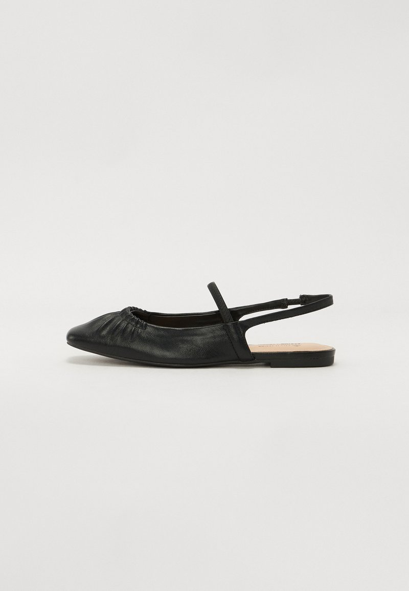 Bottes à talon plat en cuir noir avec un bout pointu et un détail froncé à l'avant. Semelle plate et sangle ajustable au niveau du talon.