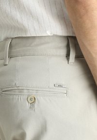 Kigili Pantalones chinos - light mink