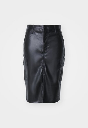Jupe crayon en simili cuir noir de longueur mi-longue, dotée d'une fermeture à boutons devant et de deux poches cargo sur les côtés. Texture lisse.