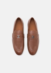 COACH TANNER LOAFER - Elegantné našuchovačky - saddle
