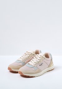 Beiga och ljusblå sneakers med mesh- och mockadetaljer, platta snören och gummisålar. Har stickade detaljer och logotyp på sidan.