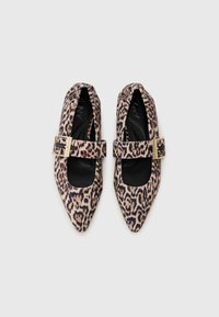 Sapatilhas de estampa de leopardo com bico fino, parte superior em tecido e um detalhe de fivela dourada numa tira. Forro interior preto, superfície texturizada.