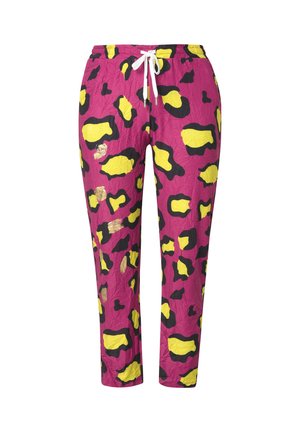 Różowe spodnie o pomarszczonej teksturze, z wyrazistym nadrukiem w żółto-czarne lamparty. Posiadają elastyczny pas z troczkiem.