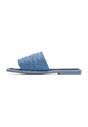 Sandale plate à bout ouvert de type mule avec une large bride tressée en cuir bleu et une semelle fine bleue.