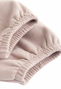 Next  SET mauve