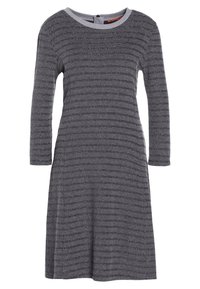 Vestito a maglia grigio fino al ginocchio con maniche lunghe, scollatura rotonda e texture a righe orizzontali sottili.