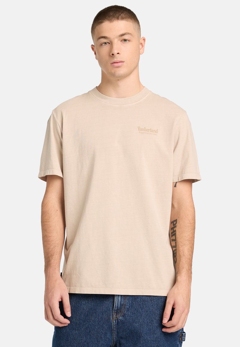 Timberland RUGGED ACTIVE GEAR BACK GRAPHIC TEE - Triko s potiskem - natural