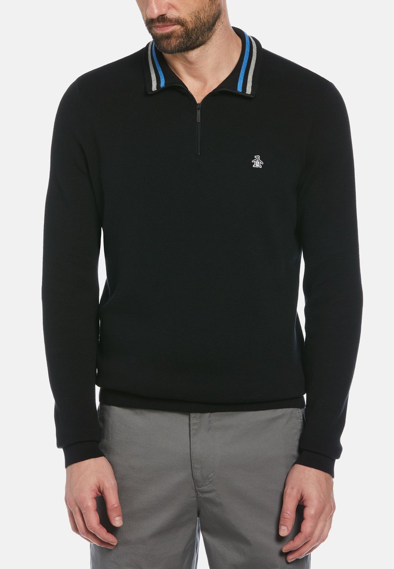 Schwarzer Strickpullover mit einem Reißverschlusskragen und blauen und grauen Streifen. Enthält ein kleines weißes Emblem auf der linken Brust.