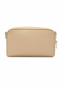 Beżowa saszetka z syntetycznego materiału, z zaokrąglonym początkiem, dwoma zamkami błyskawicznymi i złotymi akcentami. Gładka faktura, minimalistyczny design.