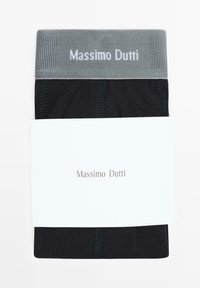Černé punčocháče s hladkou strukturou, s šedým páskem označeným "Massimo Dutti". Balené s bílým páskem, na kterém je uvedeno jméno značky.